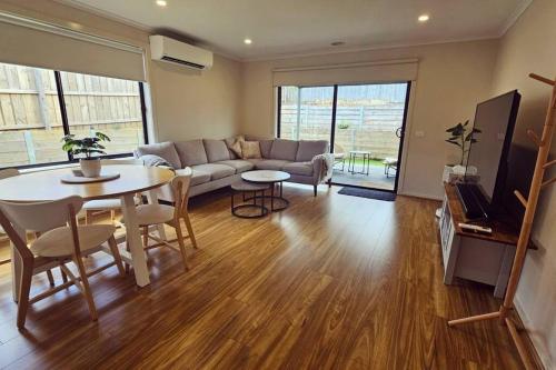 Getaway On Amaroo Way — Moe