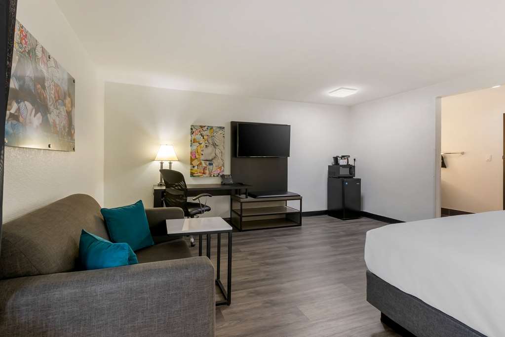 La Quinta Inn & Suites by Wyndham Des Moines West Clive - photo 58