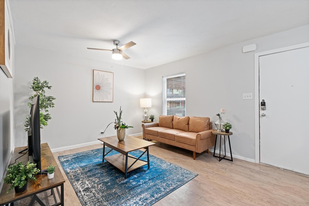 Modern 2BR Near UT Hyde Park Evonify — 4-Star Luxury Hotel in Austin, United States