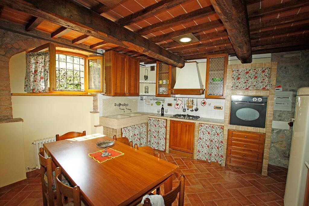 Tower in Casciano di Murlo — hotel in Murlo