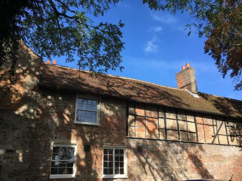 The Old Barn Marlborough spacious grade 2 listed with parking in Marlborough, United Kingdom
