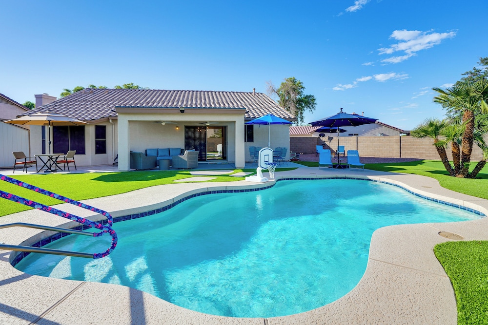 Spacious Backyard W Putting Green Peoria Retreat — Peoria