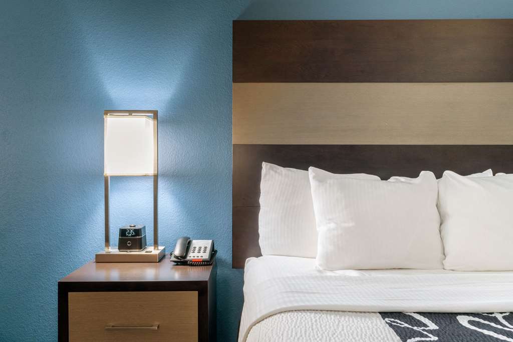 La Quinta Inn & Suites by Wyndham Phoenix I 10 West - photo 26