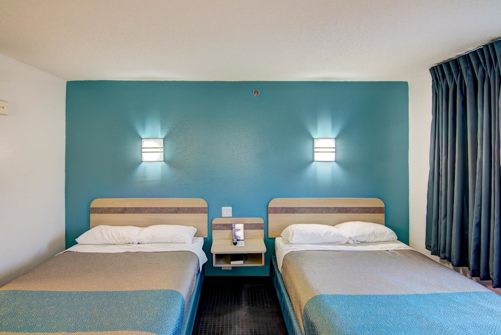 Econo Lodge Menomonie - photo 34