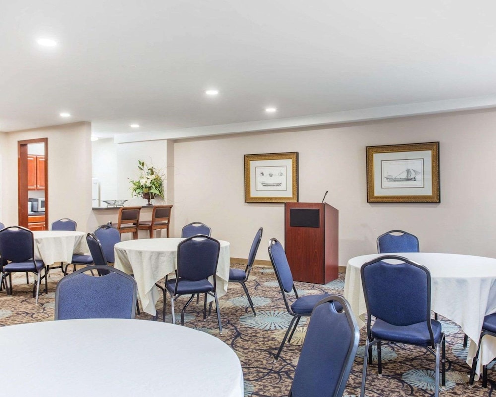 Comfort Inn & Suites Patriots Point - photo 25
