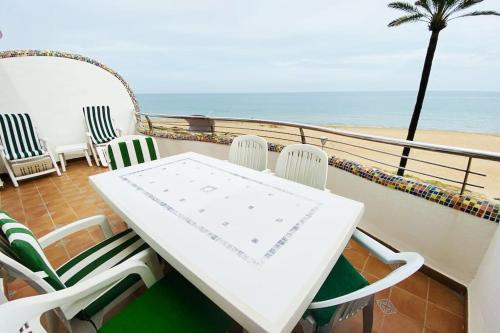 Apartamento en primera lA nea de playa con piscina y garaje gratuito — 4-Star Luxury Hotel in Denia, Spain