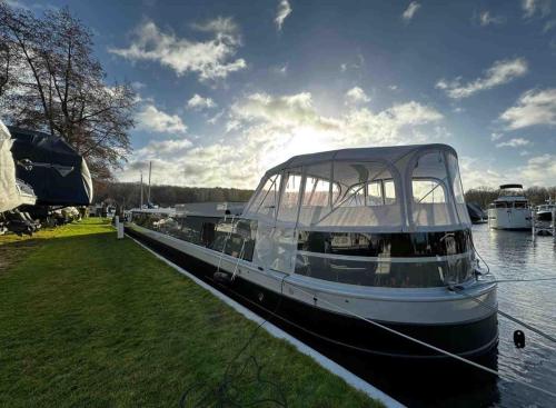 Luxus Wohnschiff Madam President in Berlin, Germany