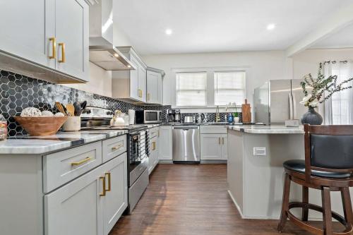 Modern Gem 2 Homes Rental Sleeps 10 — 4-Star Luxury Hotel in Mobile, United States