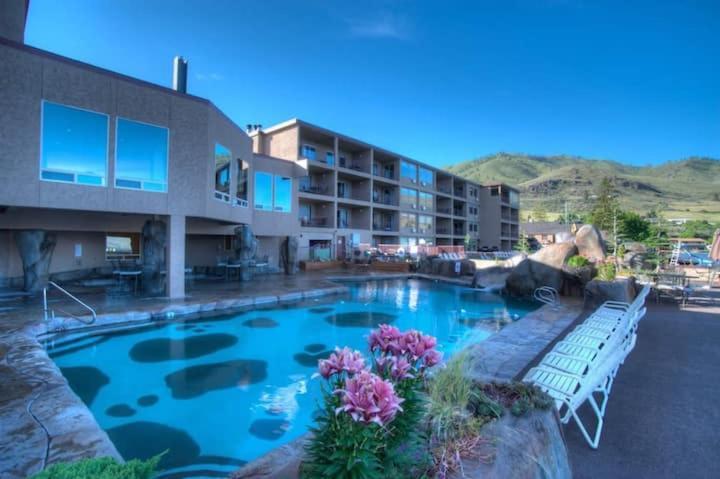Grandview Lake Chelan Waterfront View Pool Hot Tub Golf 1 Min To Downtown - photo 3
