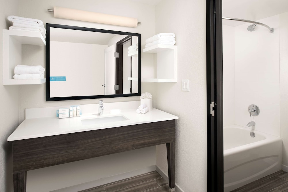 Hampton Inn & Suites Anaheim Garden Grove - photo 21