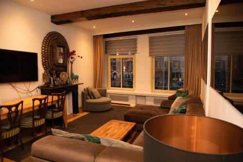 Red light district B & B canal view — 4-Star Luxury Hotel in Amsterdam, Netherlands