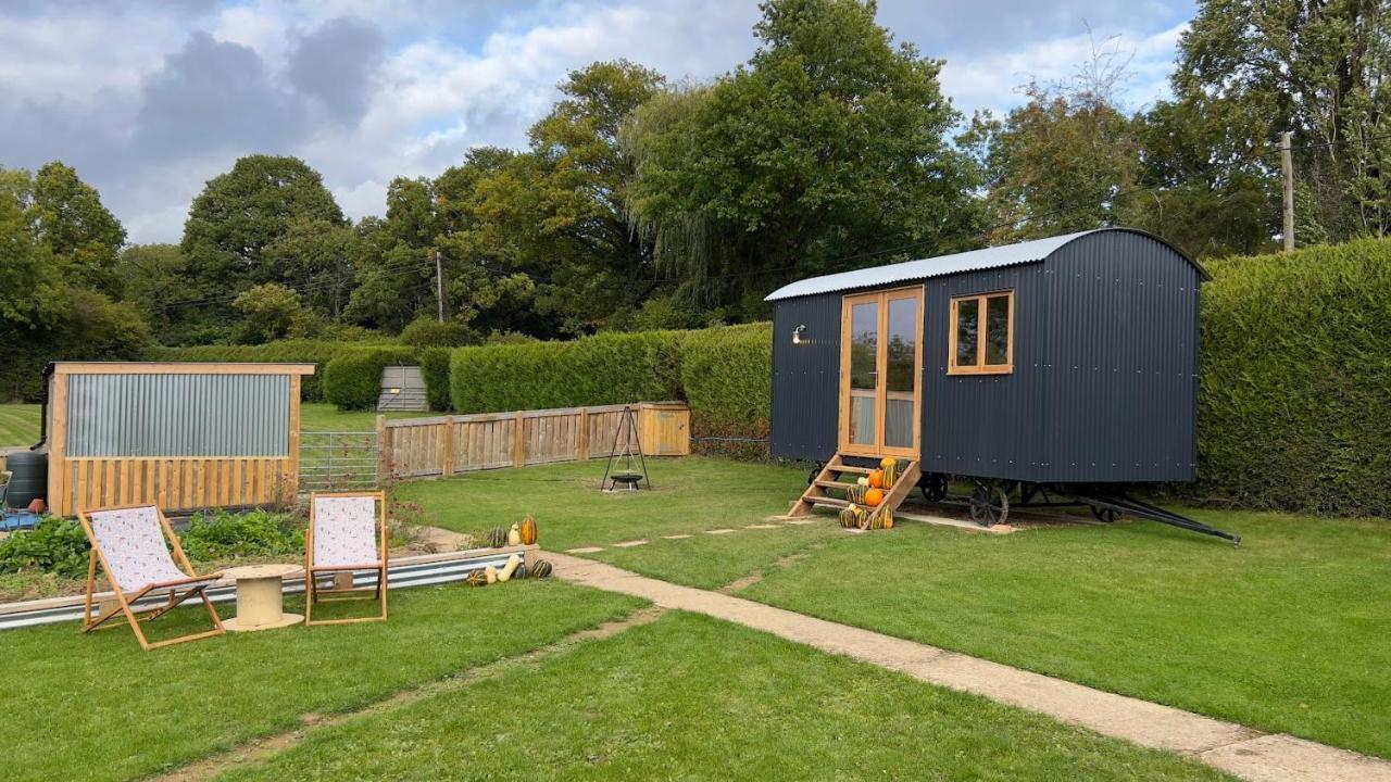 Shepherds Hut at Cedar Gables - last minute hotel in Lamberhurst