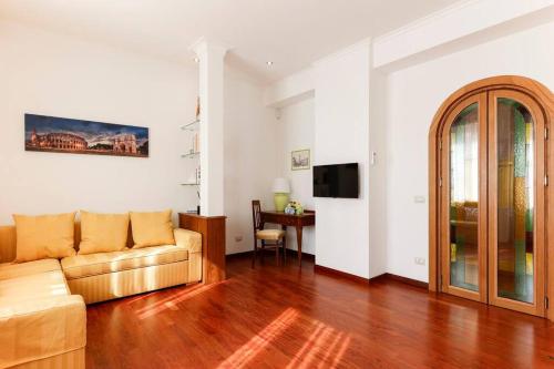 Delizioso Apartment Porta Metronia Roma — 4-Star Luxury Hotel in Rome, Italy