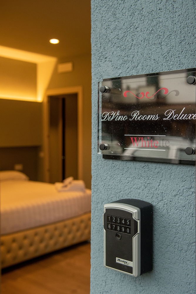 Divino Rooms Deluxe — 4-Star Luxury Hotel in Sabbio Chiese, Italy