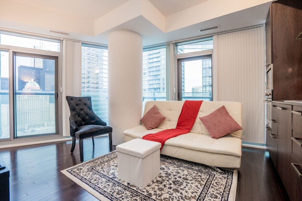 Aaira Suites Luxurious Condo Near Union Station — 4-Star Luxury Hotel in Toronto, Canada