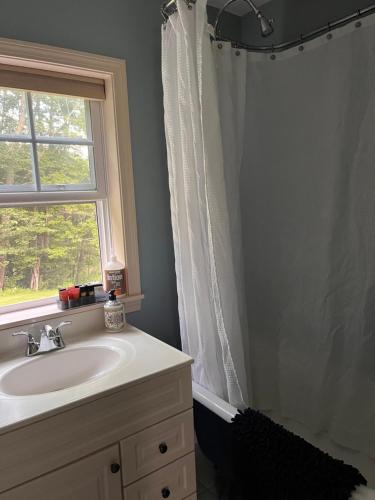 Not so tiny Tranquil Pond front Bungalow — 4-Star Luxury Hotel in Canaan, United States