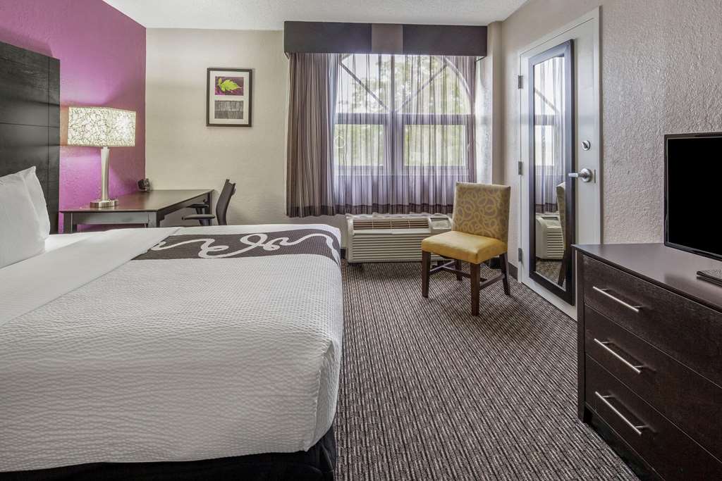 La Quinta Inn & Suites by Wyndham Miami Lakes - photo 16