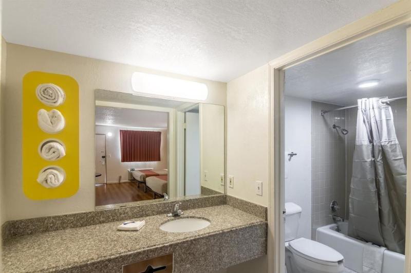 Motel 6 Clinton OK - photo 22
