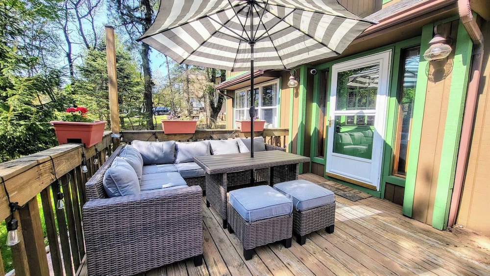 The Wooden Nest by Avantstay Deck Big Yard w Hammocks & Fire Pit — hotel in Emerald Lakes