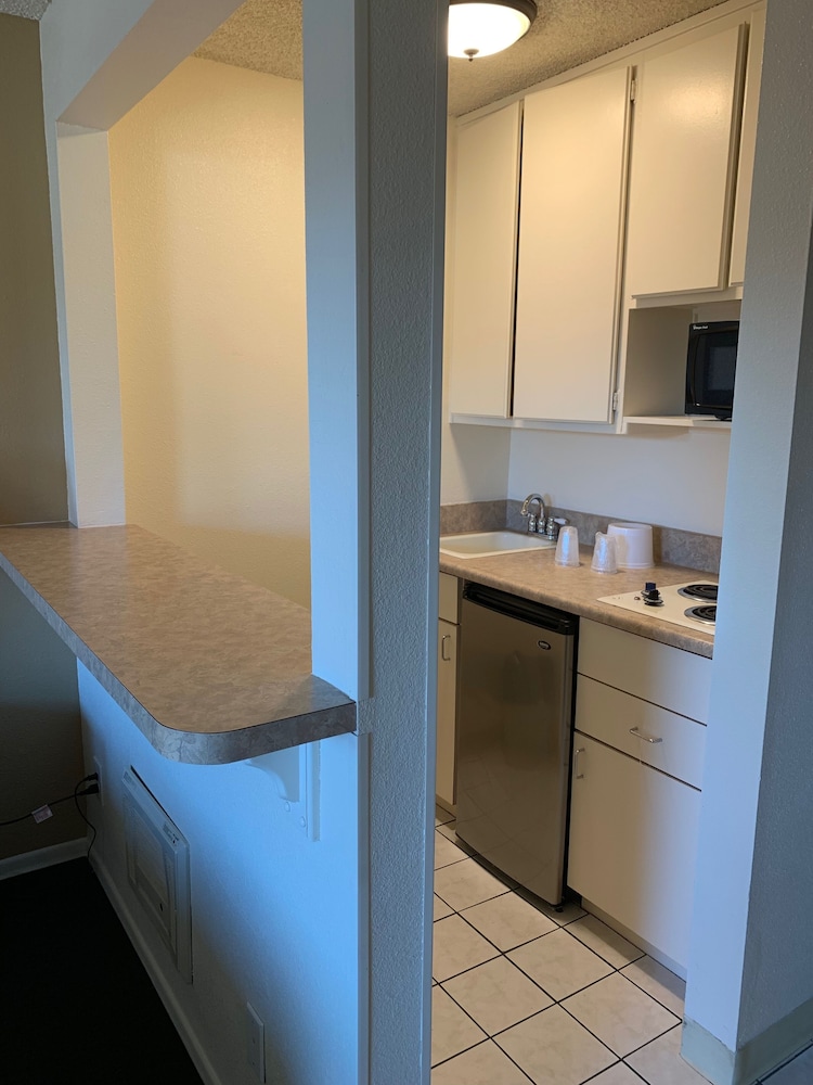 California Suites Hotel - photo 18