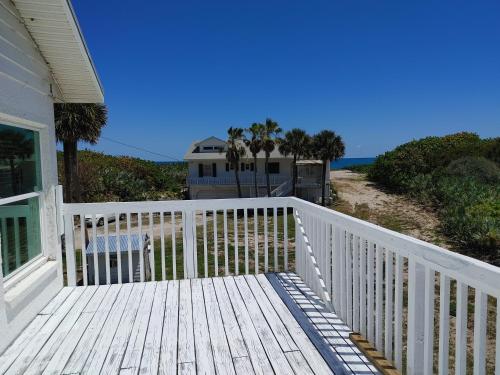 Melbourne Beach Florida Townhouse ocean front 1.2 acre property — 4-Star Luxury Hotel in Melbourne Beach, United States