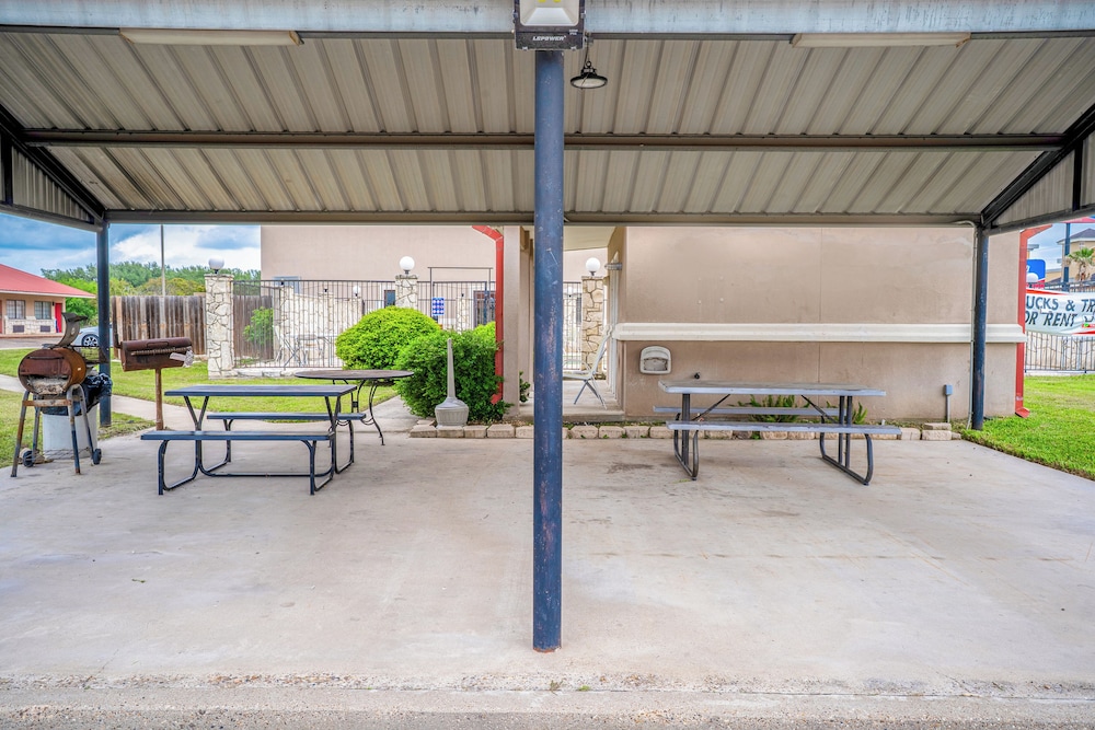 Texan Inn By Oyo Beeville Us 181 - photo 105