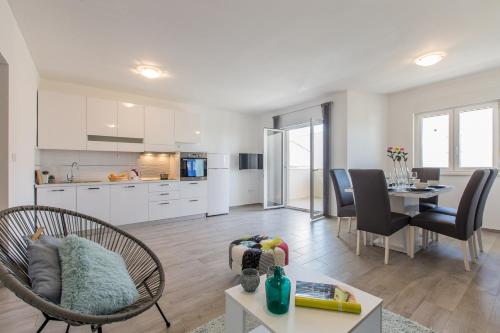 Quiet Family Apartments 30m from Beach Rogoznica Maiv Residence Zatoglav — 4-Star Luxury Hotel in Rogoznica, Croatia