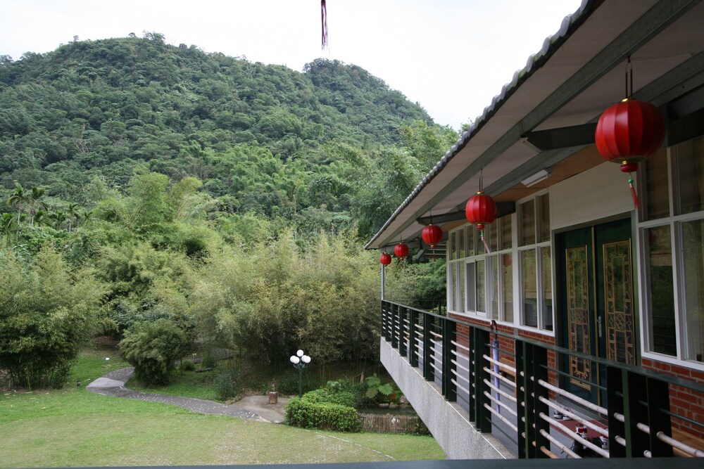 Bamboo Paradise Resort & The Bamboo Inn — hotel in Lugu