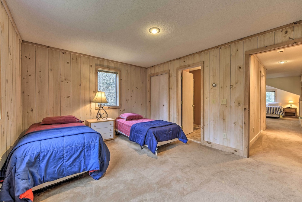 Dover Home: 7 Mi to Mount Snow Grand Summit Resort in Dover, United States