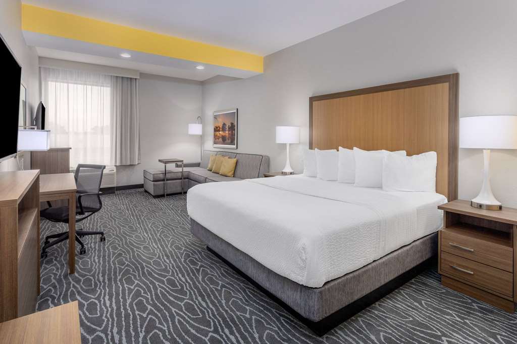 La Quinta Inn & Suites by Wyndham Valdosta - photo 45