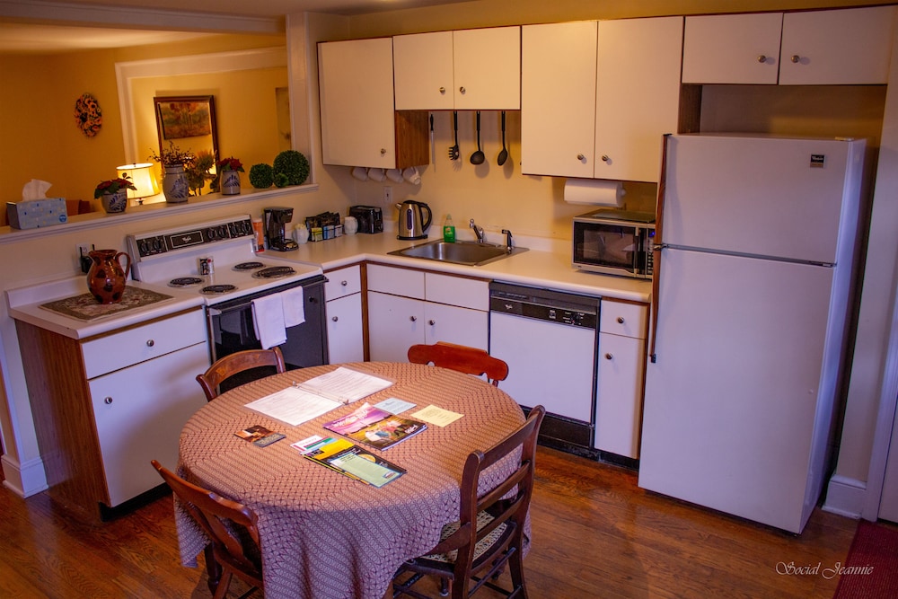Inn at Lincoln Square - photo 21