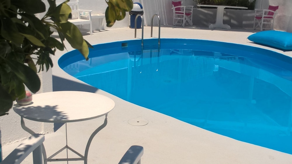 ALMA THERA Boutique Rooms Perissa Santorini in Agia Paraskevi, Greece
