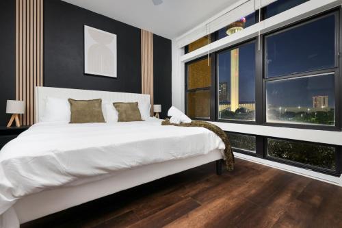 1BR Escape w Pool&Parking Near Rvrwlk & Conv Ctr — 4-Star Luxury Hotel in San Antonio, United States