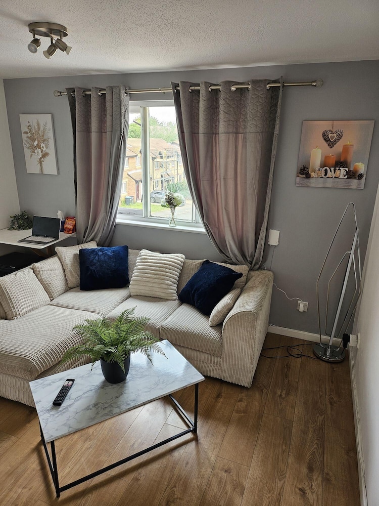 Enchanting Enfield Studio Free Parking — 4-Star Luxury Hotel in Enfield Town, United Kingdom