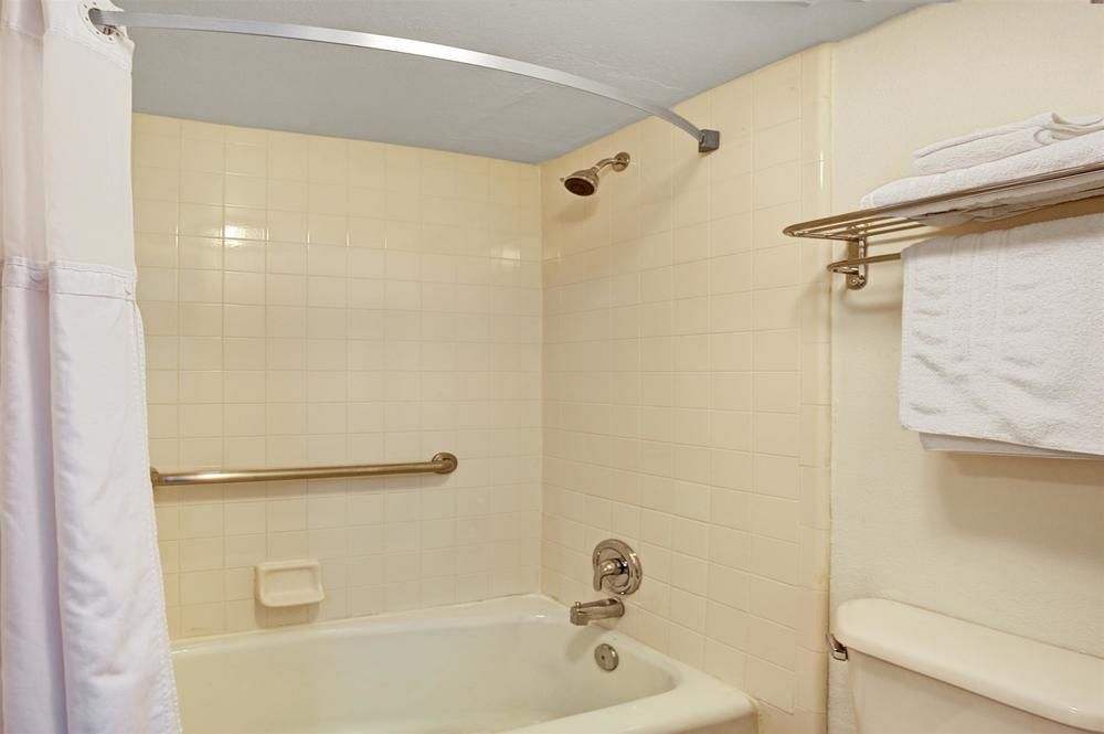 Days Inn by Wyndham Jacksonville South Memorial Hospital - photo 5