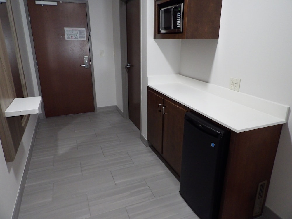 Holiday Inn Express & Suites Huntsville Airport by IHG - photo 8