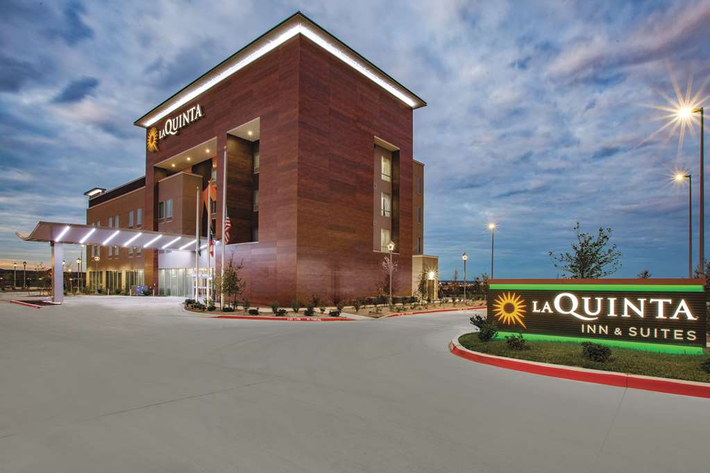 La Quinta Inn & Suites by Wyndham San Marcos Outlet Mall - featured photo