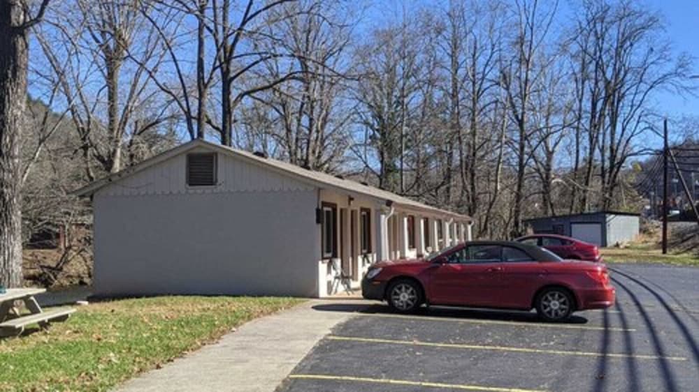 Economy Inn Sylva - photo 34