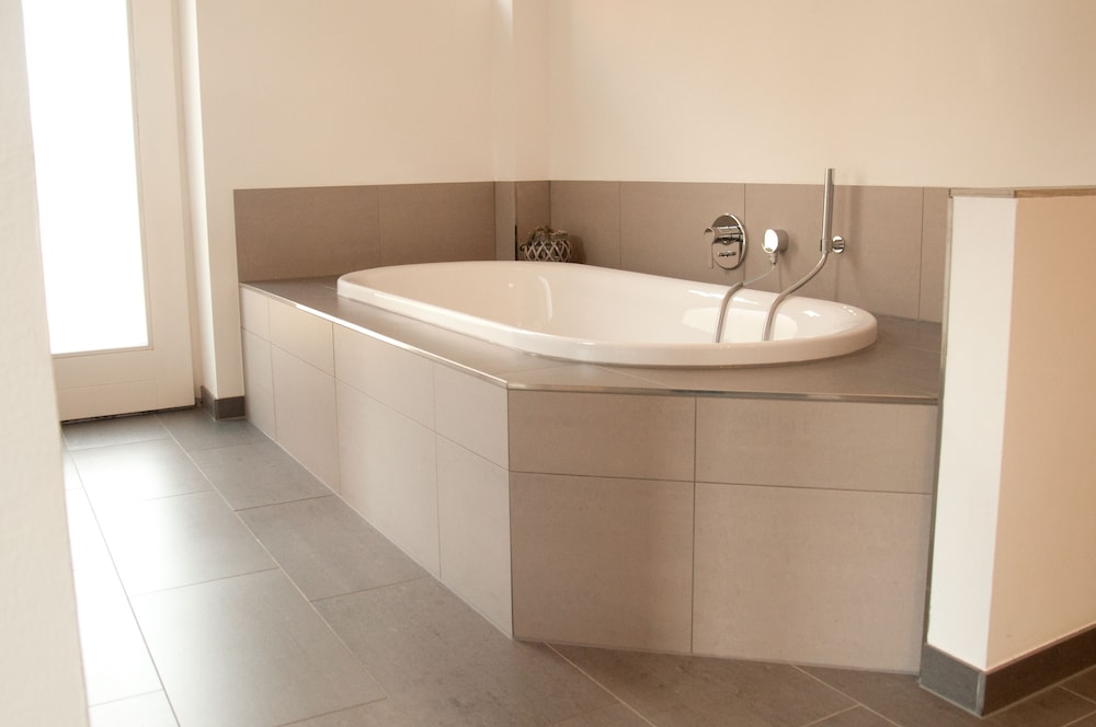 Deep soaking bathtub