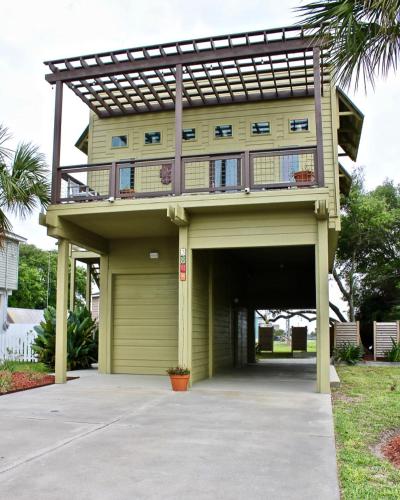 NEW Couples Retreat sleeps 2 adults 2 children in Galveston, United States