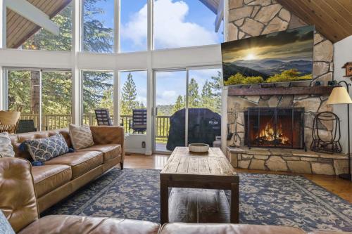 Luxe Mountain Retreat Lake Village Close Game Room AC Backs up to trails in Lake Arrowhead, United States