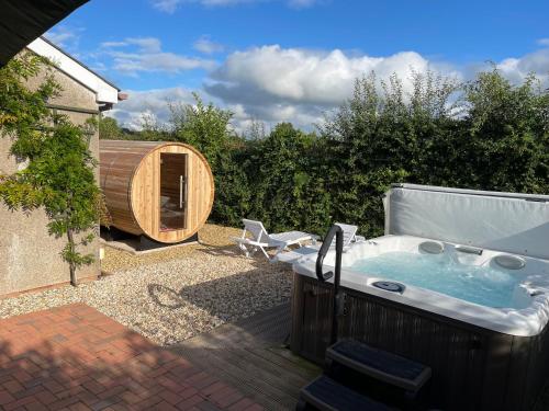 Blackthorn Meadow - carbon neutral hotel in Pontypool