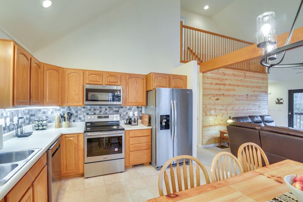 The Eagles Nest at Alpine Cabin with Fireplace — 4-Star Luxury Hotel in Terra Alta, United States
