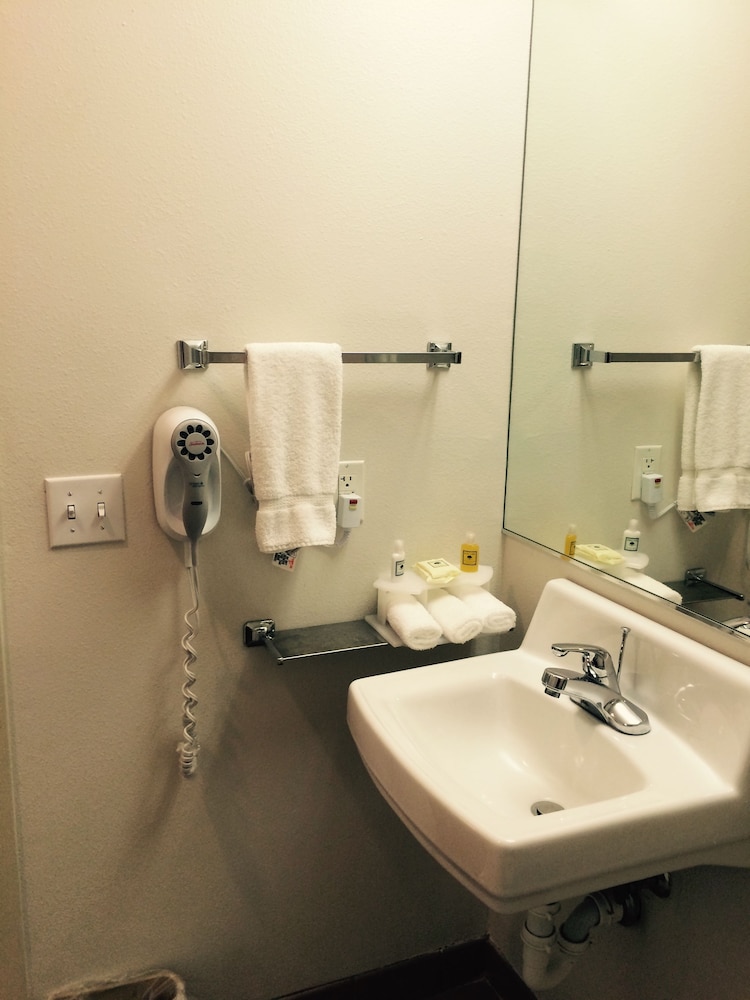 Peppermill Empress Inn - photo 36