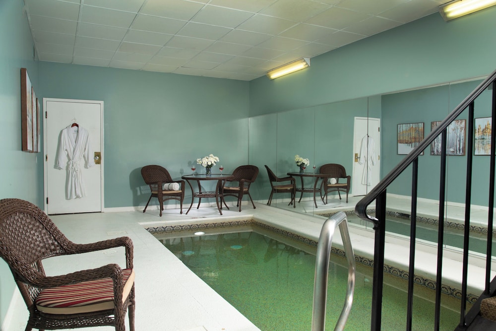Meadowbrook Inn - photo 16