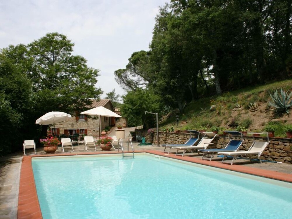 Casa Largnano 6&2 Emma Villas — 4-Star Luxury Hotel in Arezzo, Italy
