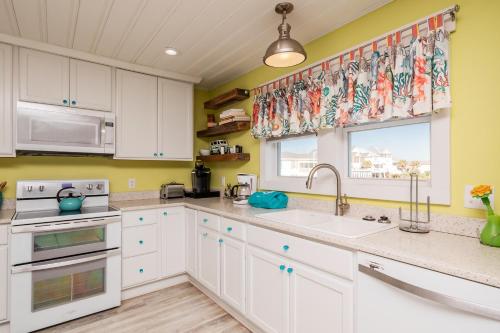 Moon Struck by Oak Island Accommodations - photo 46