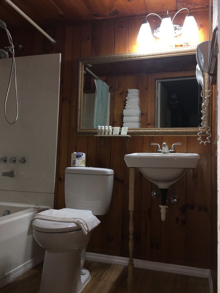 CedarWood Inn - photo 94