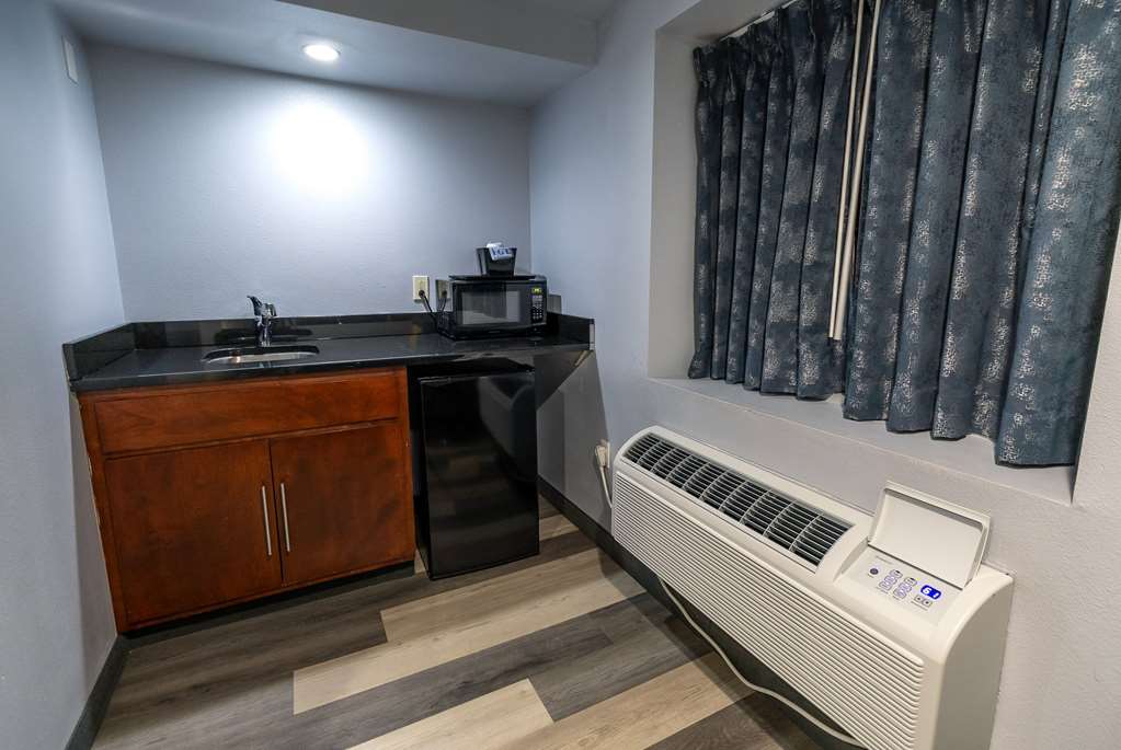 Days Inn & Suites by Wyndham Milwaukee - photo 18