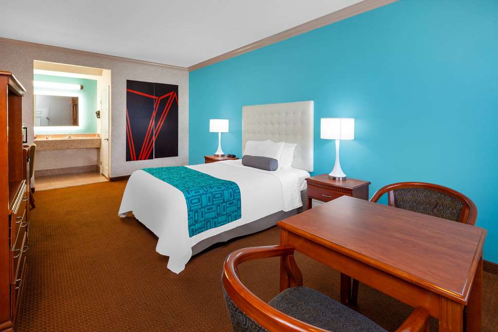 Howard Johnson Hotel & Suites by Wyndham Pico Rivera - photo 9